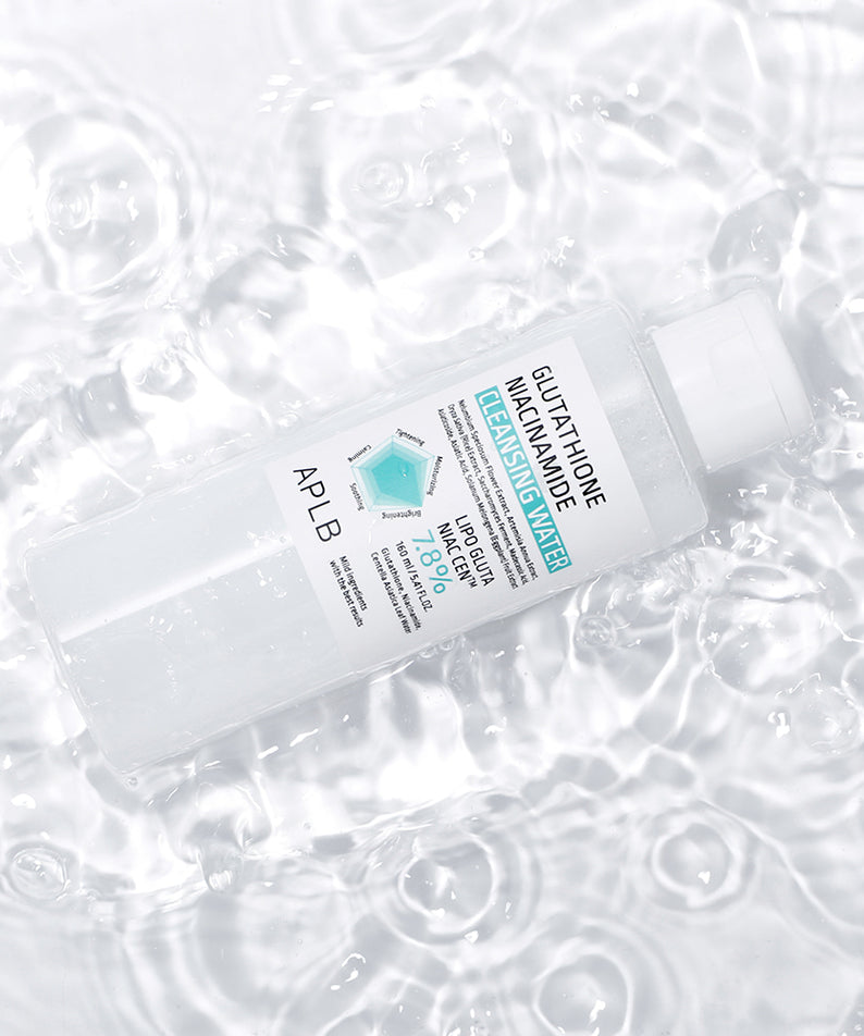 Décris l'image en français : APLB Glutathione Niacinamide Cleansing Water 160ml, sur fond bulles, marque APLB.