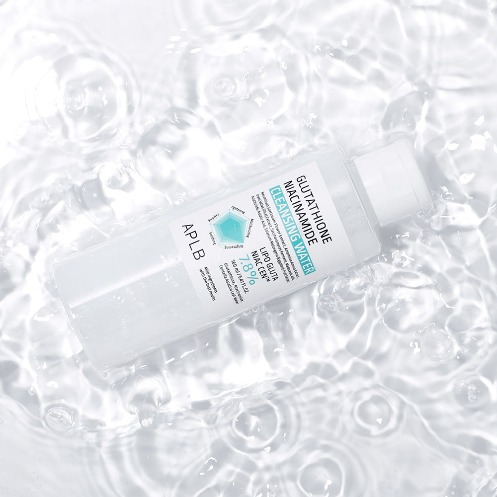 Décris l'image en français : APLB Glutathione Niacinamide Cleansing Water 160ml, sur fond bulles, marque APLB.