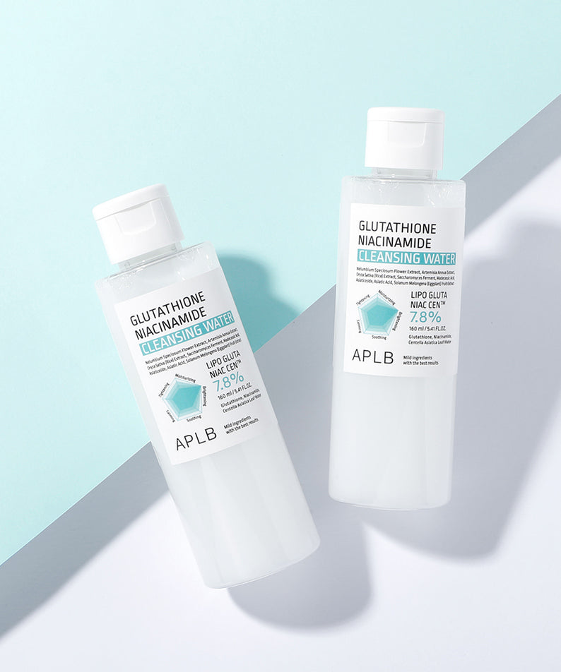 APLB Glutathione Niacinamide Cleansing Water 160ml de la marque APLB, flacons sur fond bleu ensoleillé.