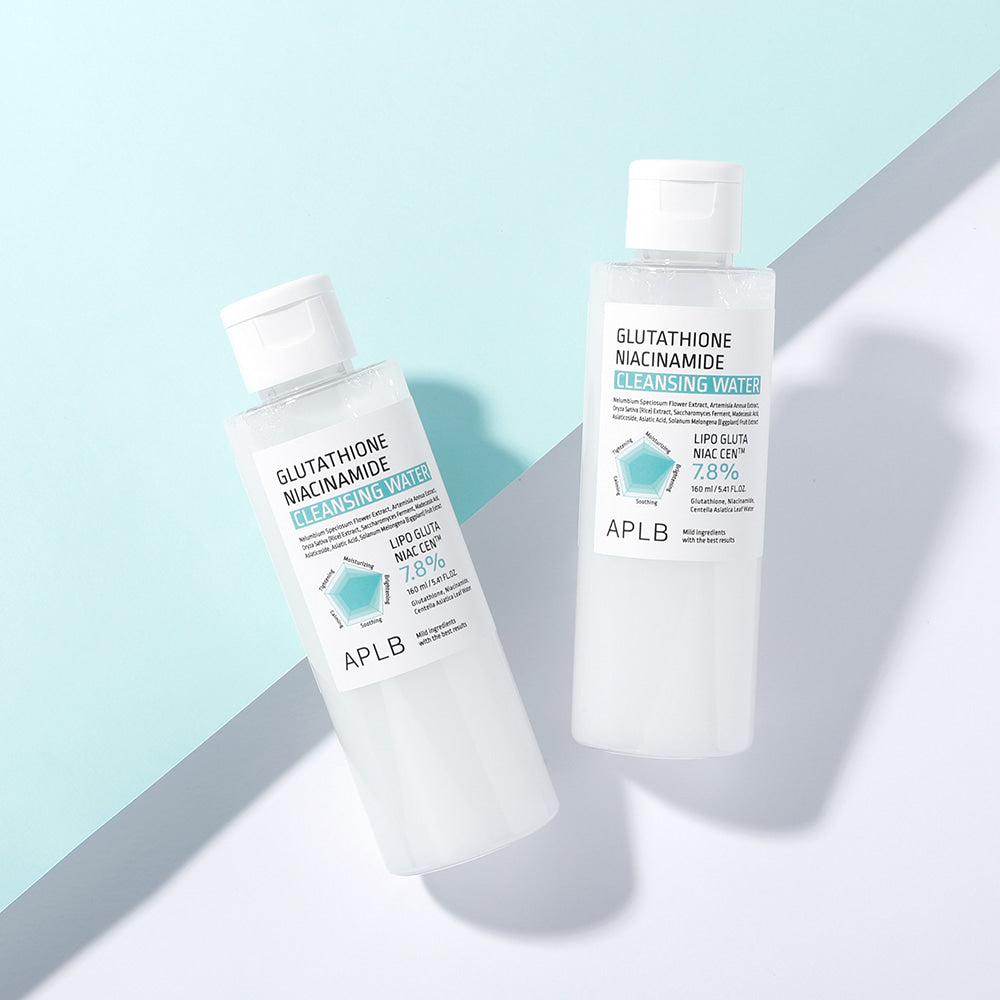 APLB Glutathione Niacinamide Cleansing Water 160ml de la marque APLB, flacons sur fond bleu ensoleillé.