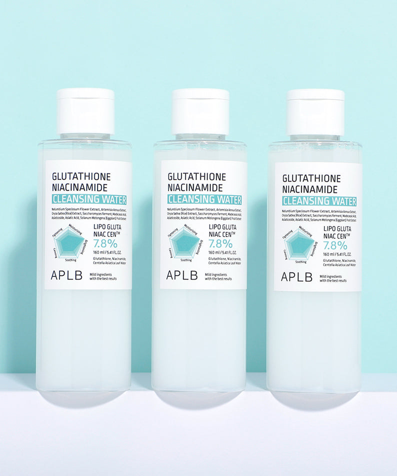APL B Glutathione Niacinamide Cleansing Water 160ml, APLB, bouteilles sur fond bleu clair, contexte beauté skincare