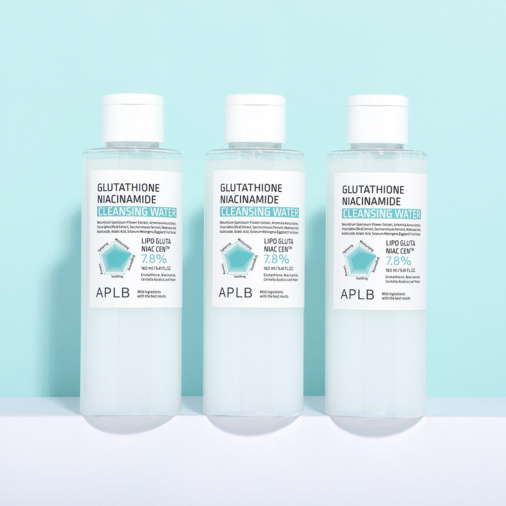 APL B Glutathione Niacinamide Cleansing Water 160ml, APLB, bouteilles sur fond bleu clair, contexte beauté skincare