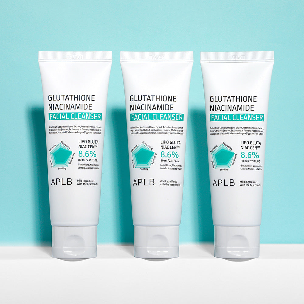 APLB Glutathione Niacinamide Facial Cleanser 80ml, marque APLB, flacons sur fond bleu, contexte visuel cosmétique.