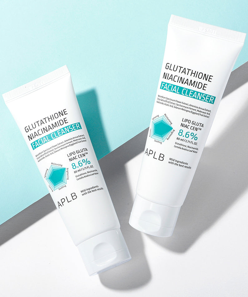APL B Glutathione Niacinamide Facial Cleanser 80ml de la marque APLB, tubes sur fond bleu clair.