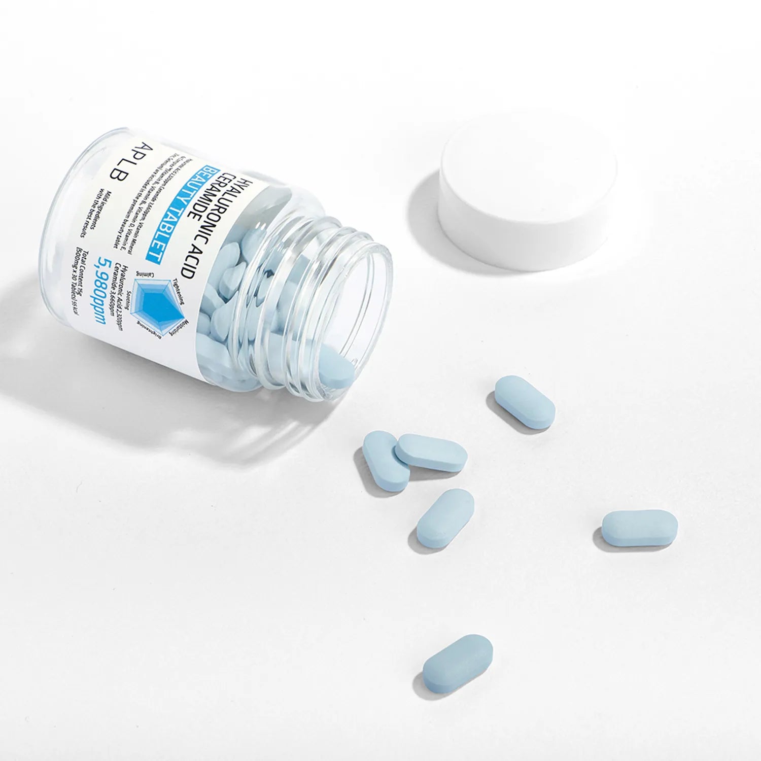 APLB Hyaluronic Acid Ceramide Beauty Tablet APLB, flacon et comprimés bleus sur fond blanc, style skincare minimaliste