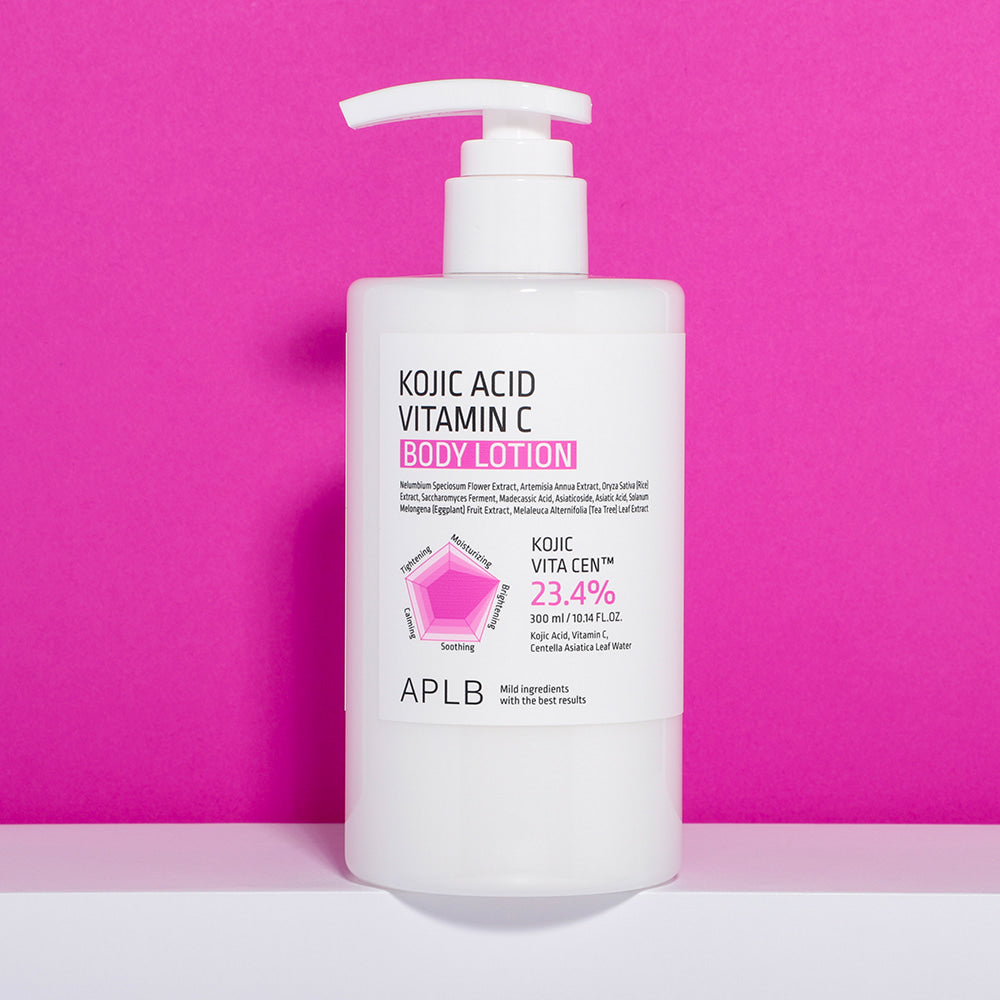 APLB Kojic Acid Vitamin C Body Lotion 300ml de la marque APLB, flacon pompe sur fond rose en studio, éclairage doux.