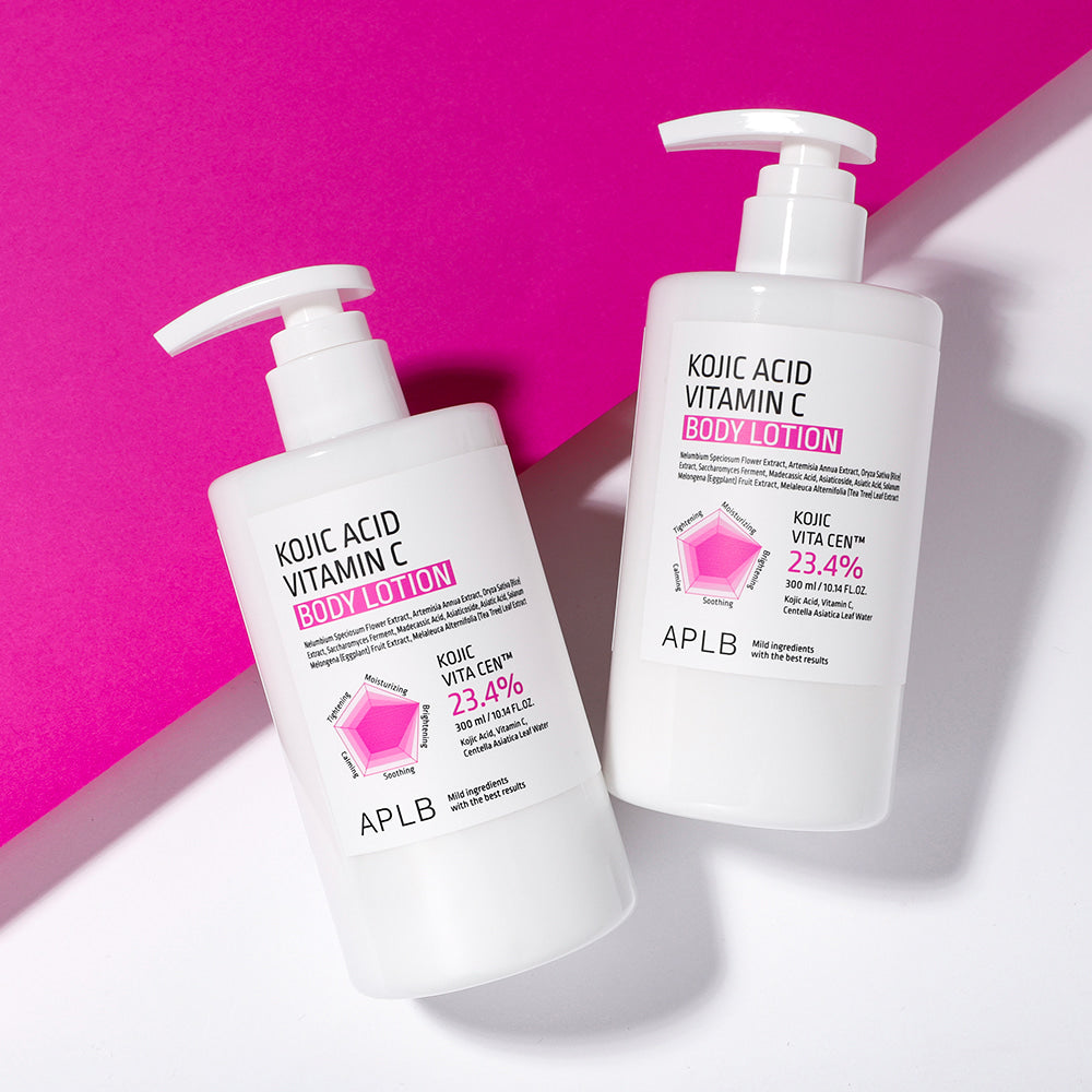 APL B Kojic Acid Vitamin C Body Lotion 300ml — flacons APLB sur fond rose, lumière studio, lotion corps skincare