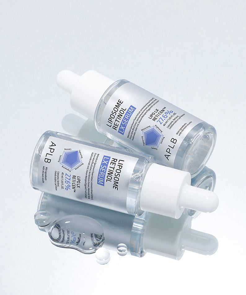 APL​B Liposome Retinol LX Serum 40ml : flacon APLB sur fond clair, contexte studio beauté, avec capsules et gouttelettes.