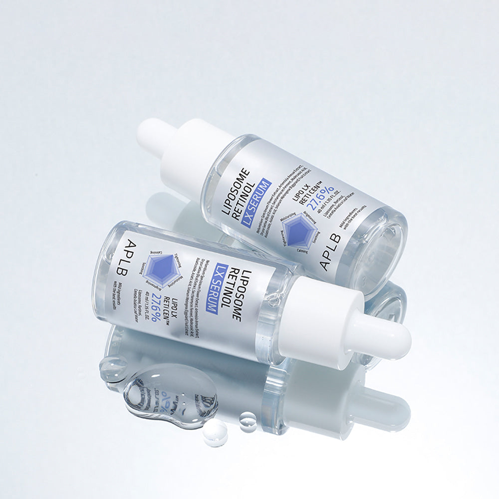 APL​B Liposome Retinol LX Serum 40ml : flacon APLB sur fond clair, contexte studio beauté, avec capsules et gouttelettes.