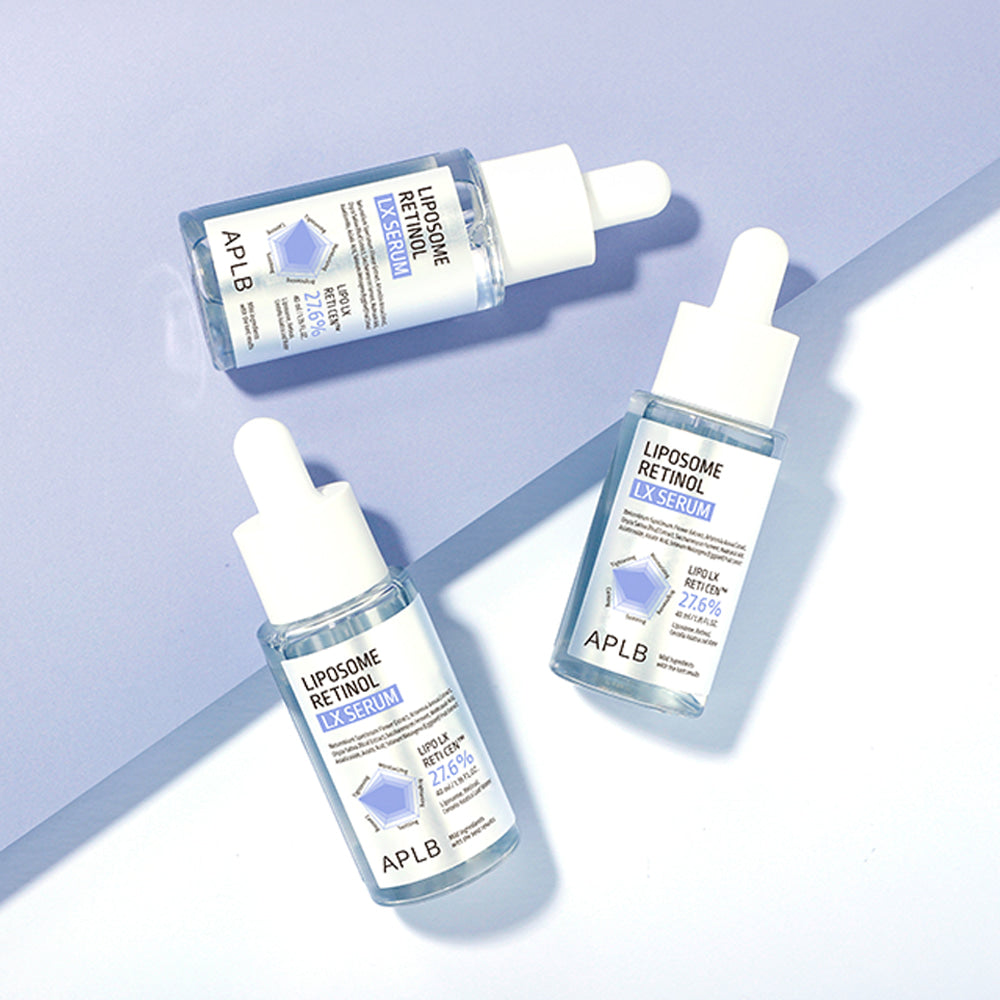 APLB Liposome Retinol LX Serum 40ml (APLB) sur fond bleu clair, flacons et ombres, contexte beauté cosmétique.