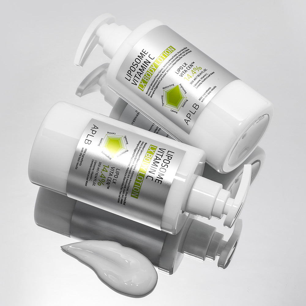 APLB Liposome Vitamin C LX Body Lotion 300ml d’APLB, flacons blancs sur fond clair, texture crème de soin.