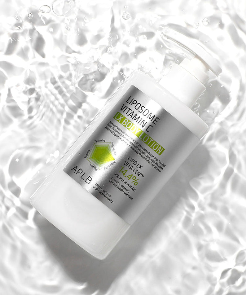 APLB Liposome Vitamin C LX Body Lotion 300ml, flacon sur fond bulles blanches, lotion corps APLB en contexte visuel spa.