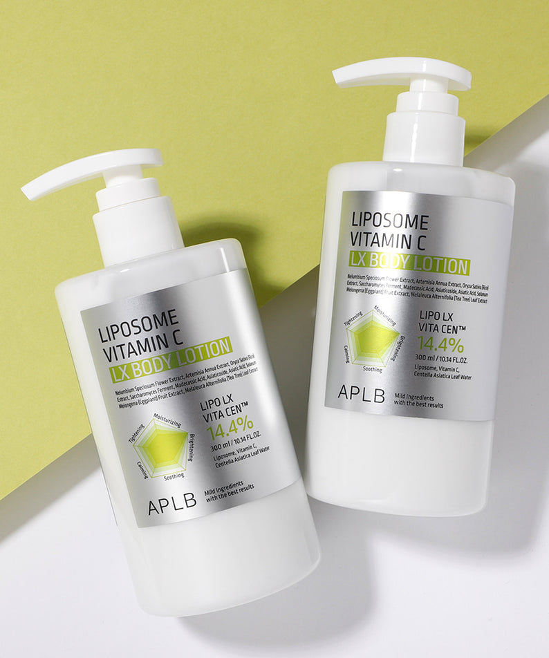 Décris l’image en français : APLB Liposome Vitamin C LX Body Lotion 300ml, flacons blanc sur fond vert, marque APLB.