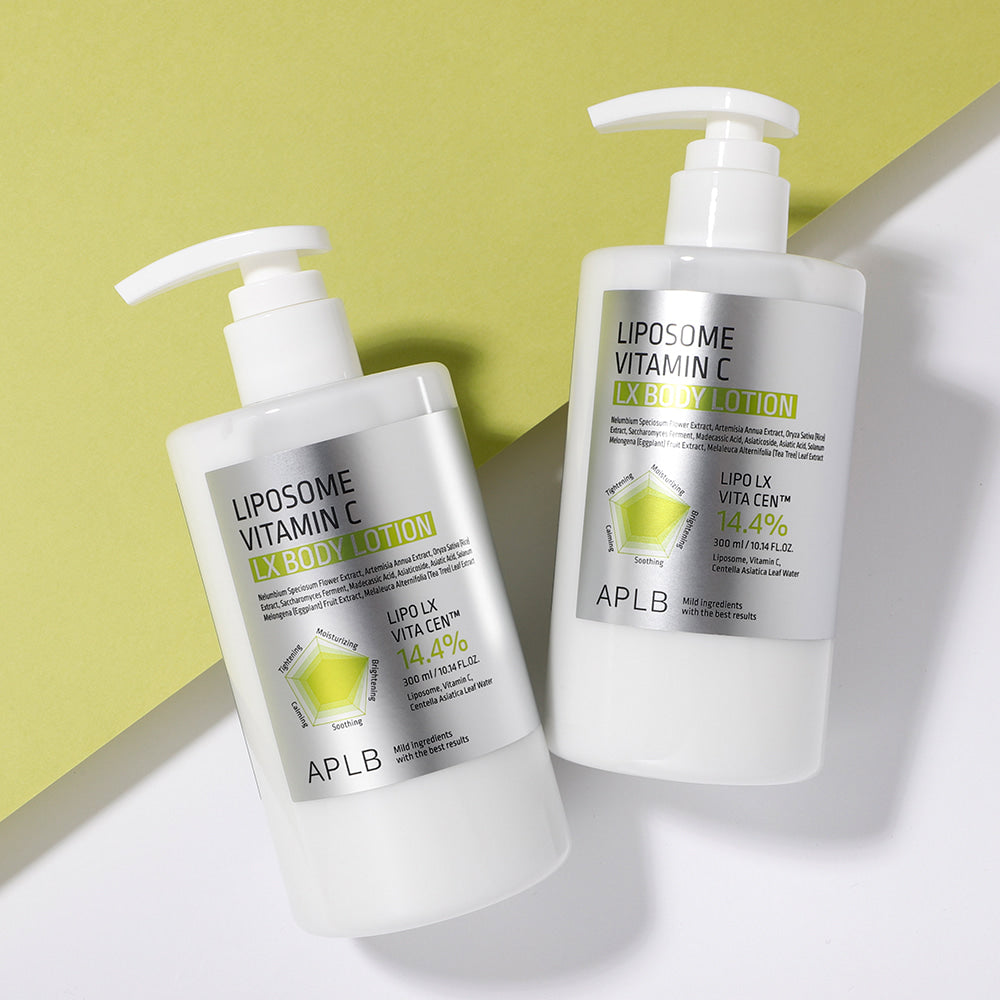 Décris l’image en français : APLB Liposome Vitamin C LX Body Lotion 300ml, flacons blanc sur fond vert, marque APLB.