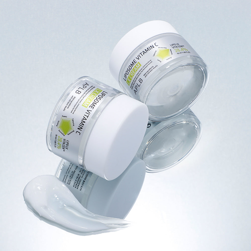 APLb Liposome Vitamin C LX Cream 55ml, crème blanche APLB avec vitamine C en flacons, contexte visuel sur fond clair