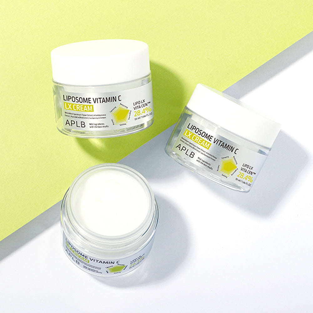 APLB Liposome Vitamin C LX Cream 55ml d’APLB, pots crème sur fond jaune/vert, lumière studio, texture blanche.