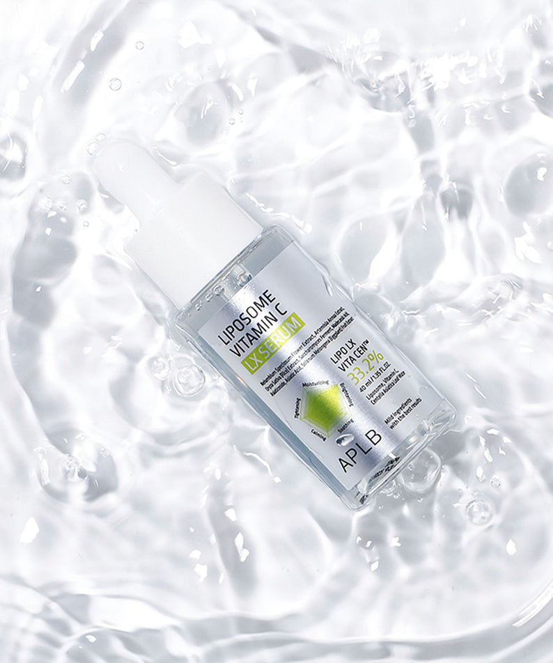 APLb Liposome Vitamin C LX Serum 40ml, flacon APLB sur gel blanc en contexte skincare, bulles et éclat.