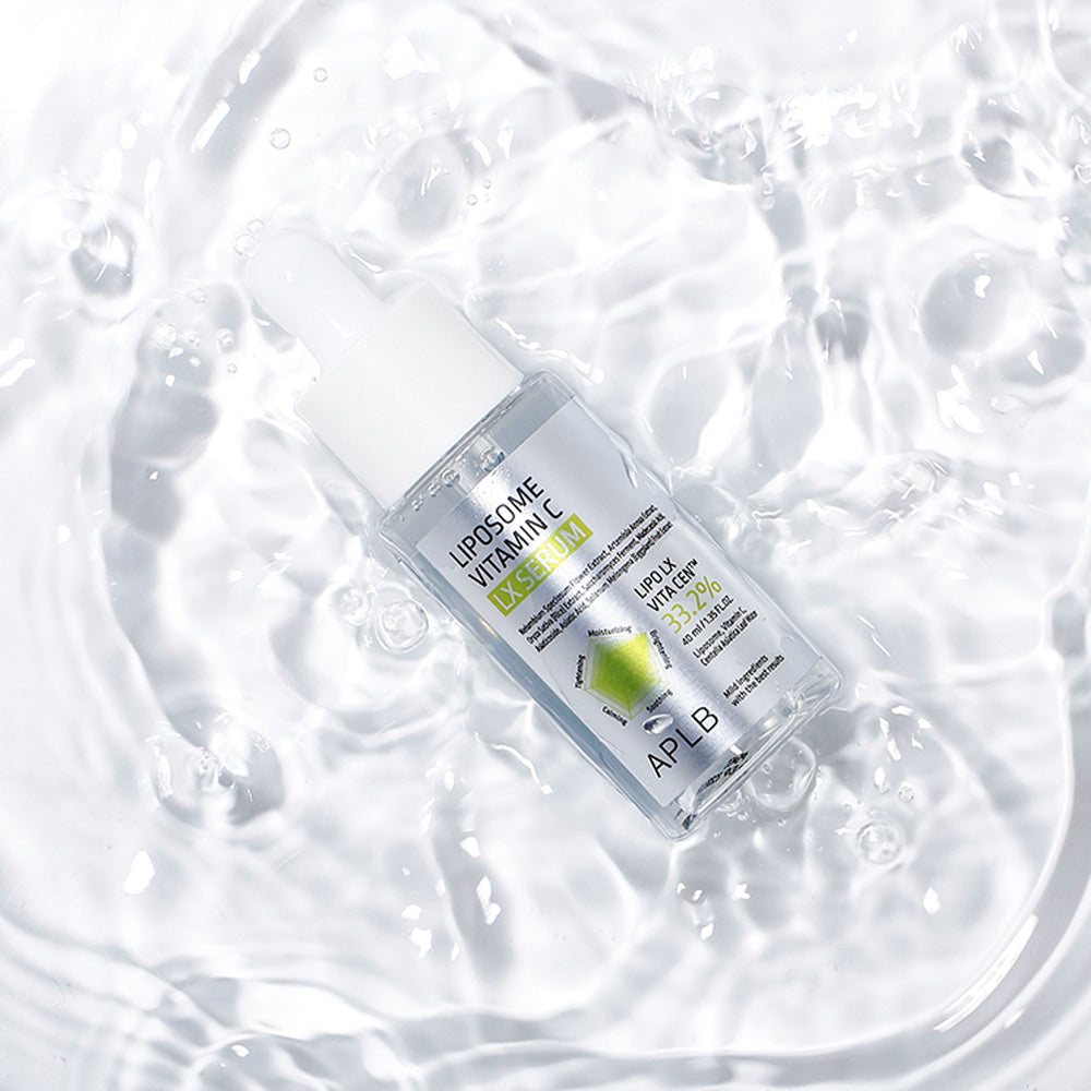 APLb Liposome Vitamin C LX Serum 40ml, flacon APLB sur gel blanc en contexte skincare, bulles et éclat.