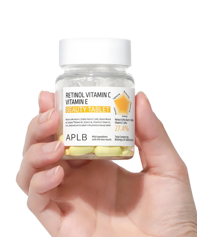 Main tenant APLB Retinol Vitamin C Vitamin E Beauty Tablet, vue produit sur fond clair, marque APLB visible