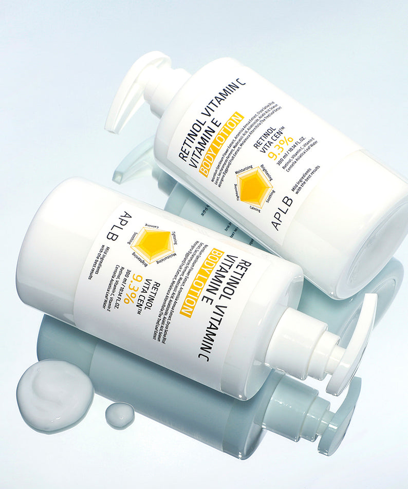 APLB Retinol Vitamin C Vitamin E Body Lotion 300ml de la marque APLB sur fond bleu, flacons et pompe, cosmétique soin corps