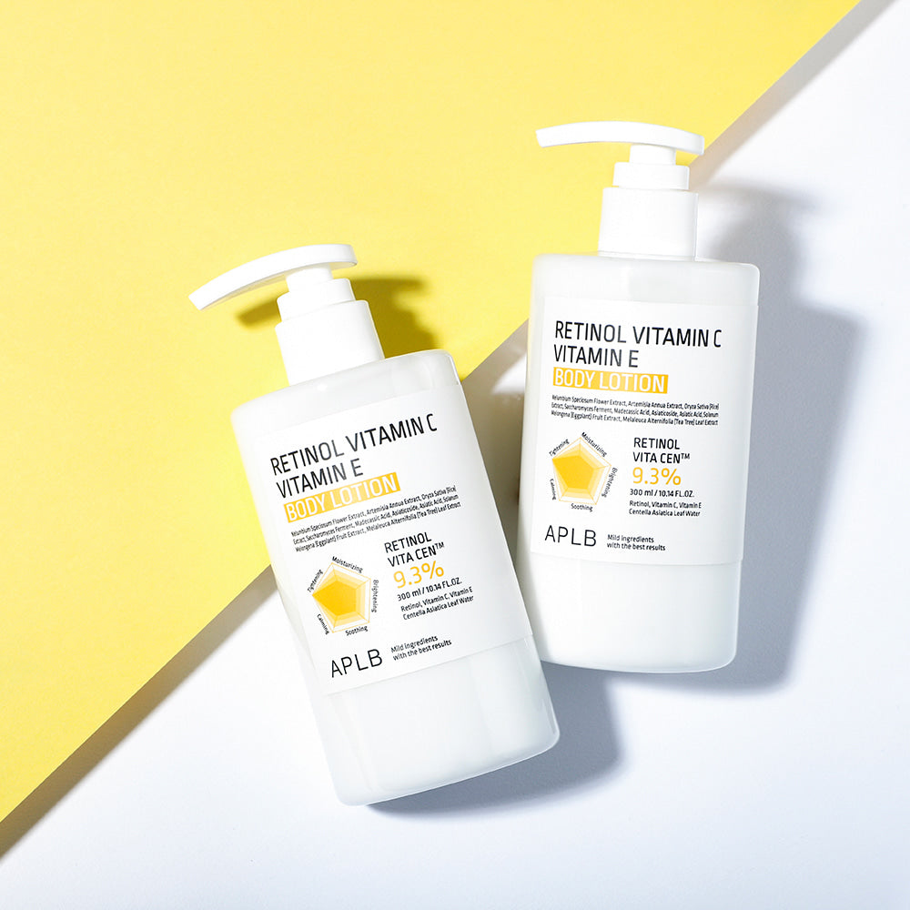 APLB Retinol Vitamin C Vitamin E Body Lotion 300ml, flacons sur fond jaune et blanc, pack produit APLB au premier plan