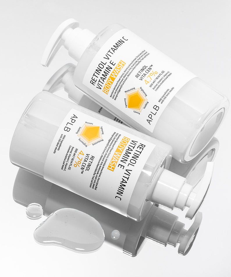 APL B Retinol Vitamin C Vitamin E Body Wash 300ml APLB, flacon blanc sur fond clair, crème déversée, contexte cosmétique