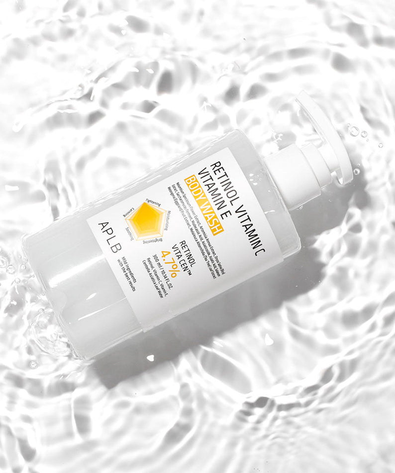 Décris l'image en français : APLB Retinol Vitamin C Vitamin E Body Wash 300ml, bouteille sur fond de bulles d'eau, marque APLB