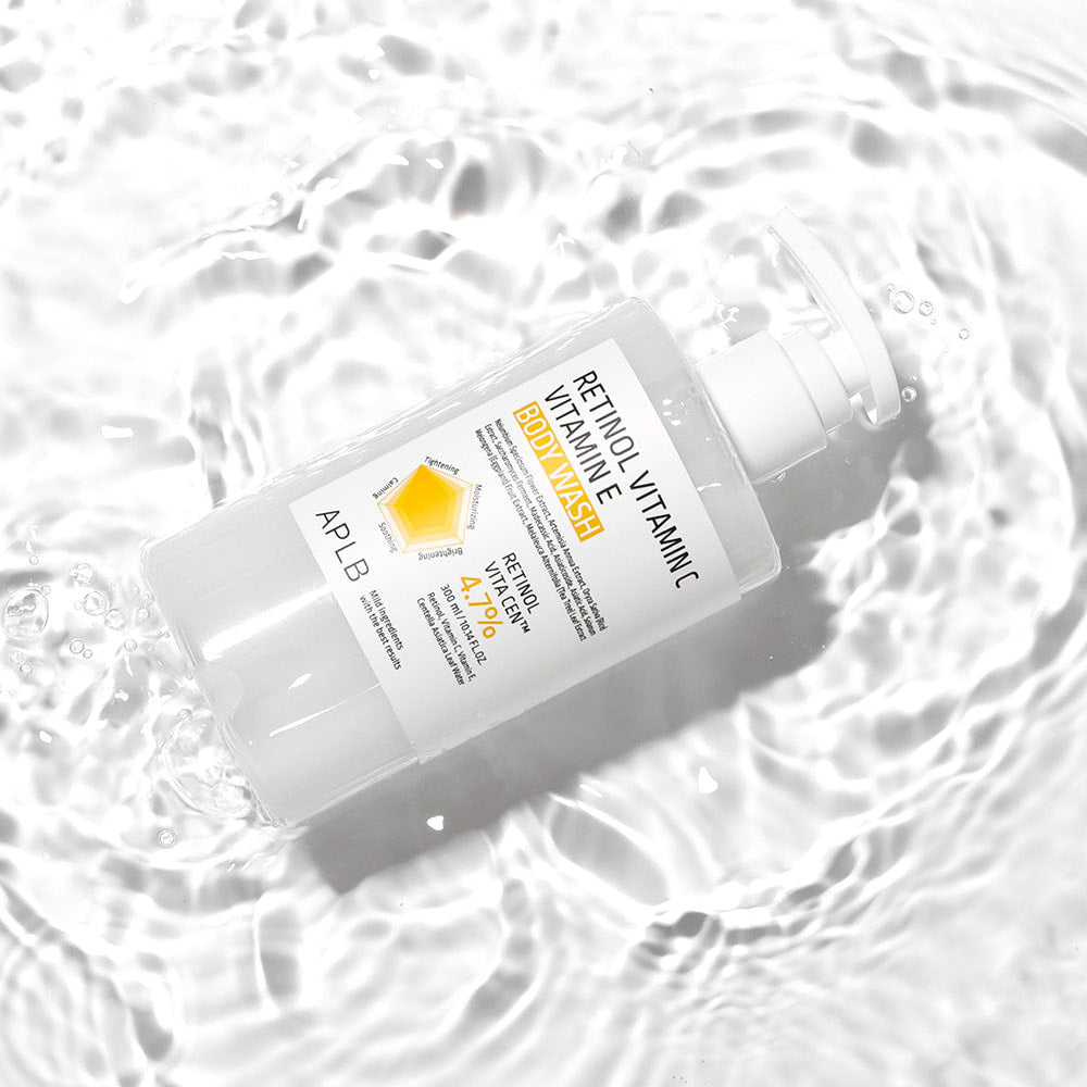 Décris l'image en français : APLB Retinol Vitamin C Vitamin E Body Wash 300ml, bouteille sur fond de bulles d'eau, marque APLB