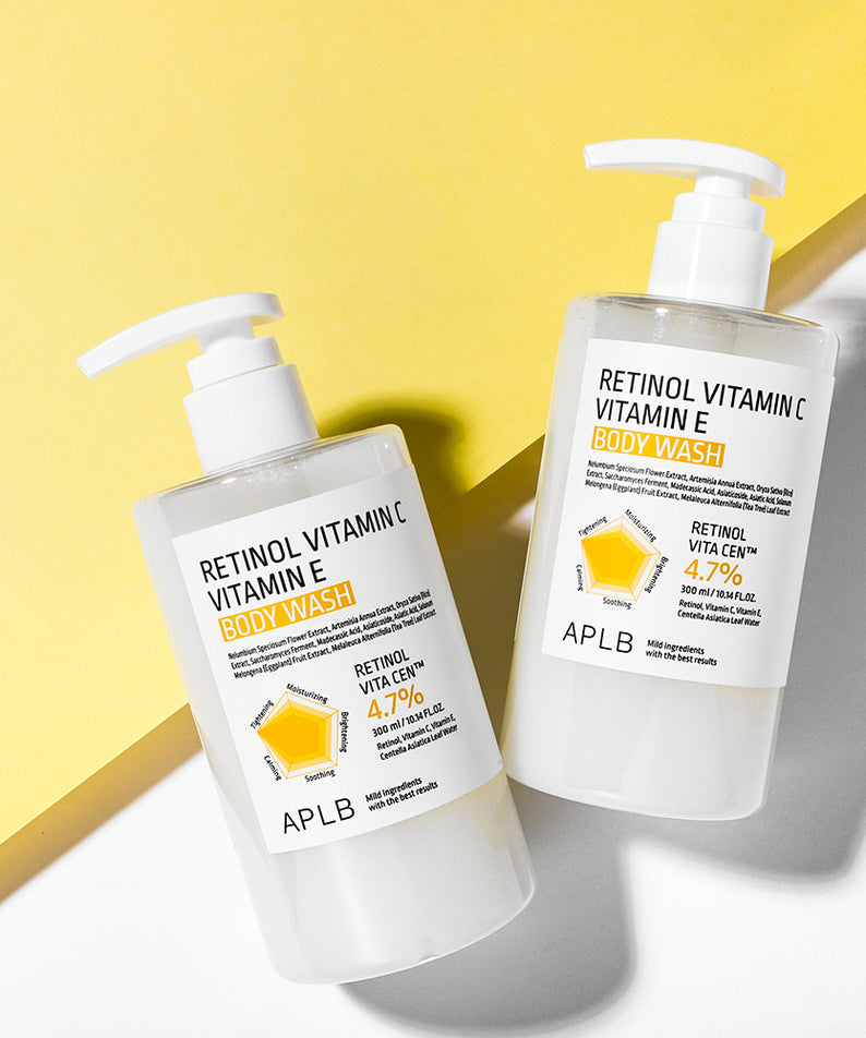 Décris l'image en français : APLB Retinol Vitamin C Vitamin E Body Wash 300ml, 2 flacons sur fond jaune.