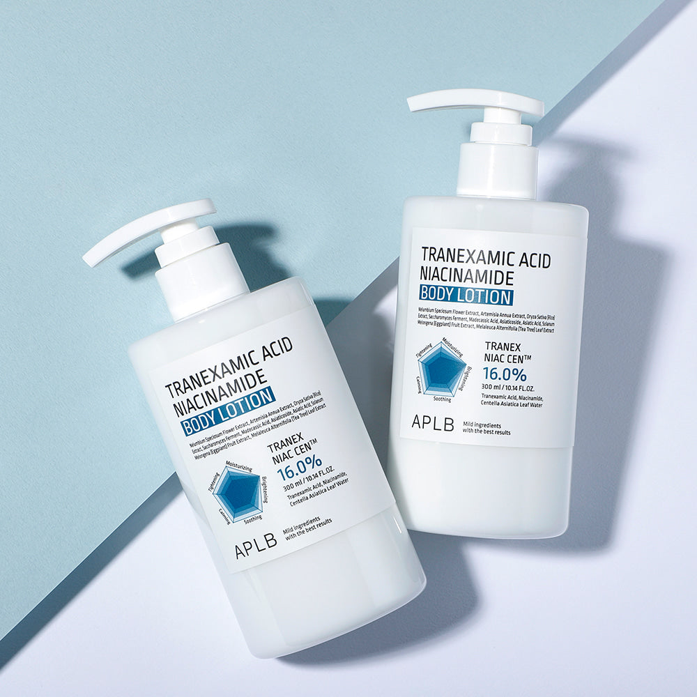 APLB Tranexamic Acid Niacinamide Body Lotion, flacons crème sur fond bleu avec lumière, description produit visible en français
