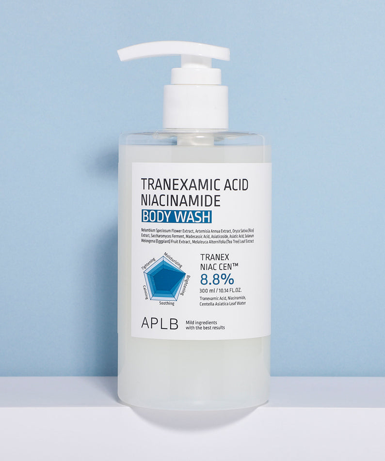 APLB Tranexamic Acid Niacinamide Body Wash 300ml, flacon pompe APLB sur fond bleu, douche corps en visuel produit