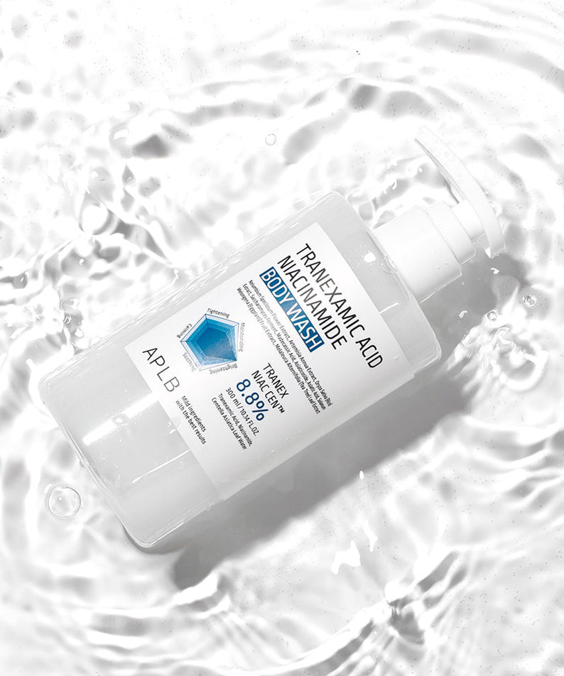 APLB Tranexamic Acid Niacinamide Body Wash 300ml, flacon APLB sur fond blanc et mousse, contexte douche beauté