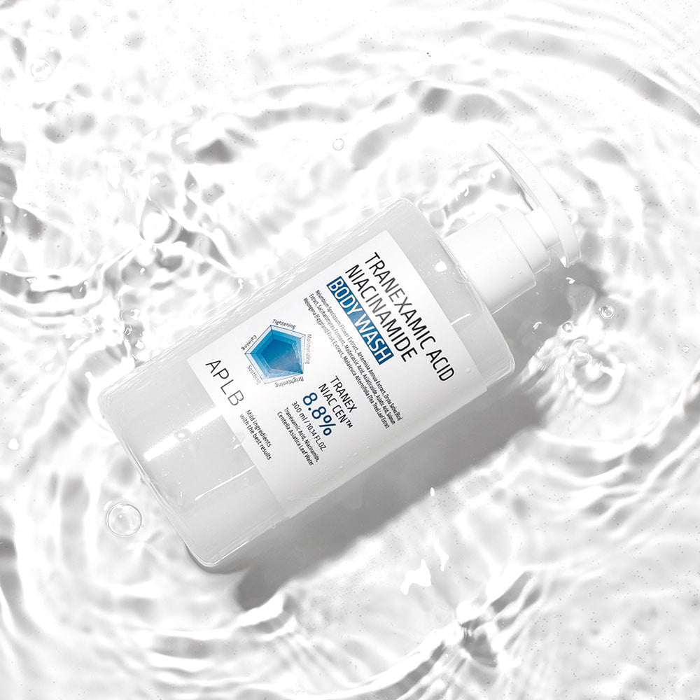 APLB Tranexamic Acid Niacinamide Body Wash 300ml, flacon APLB sur fond blanc et mousse, contexte douche beauté