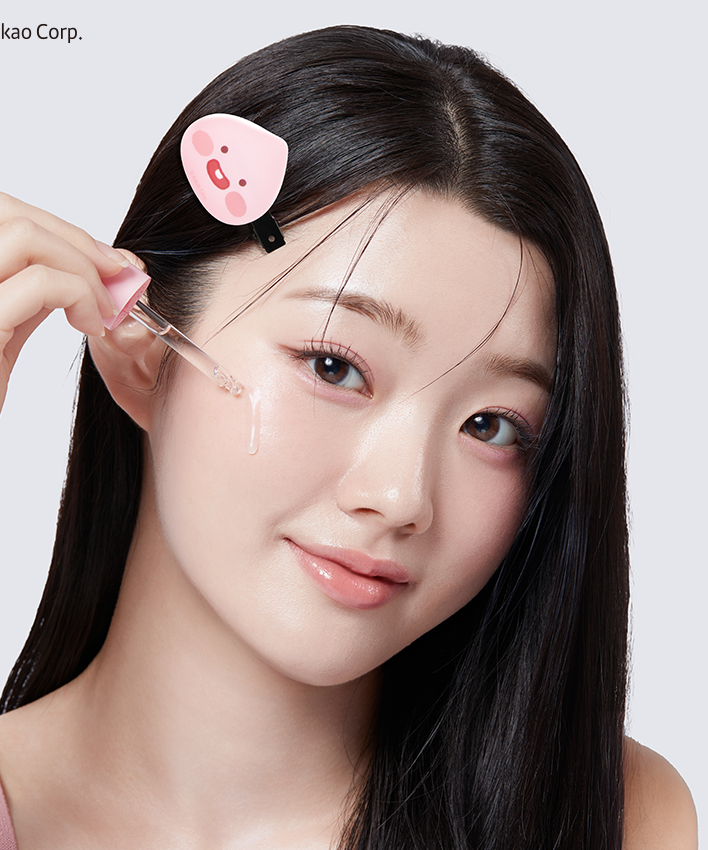 Femme appliquant APRILSKIN Pink Aloe Mucin Serum sur le visage, montrant ses bienfaits hydratants et apaisants.