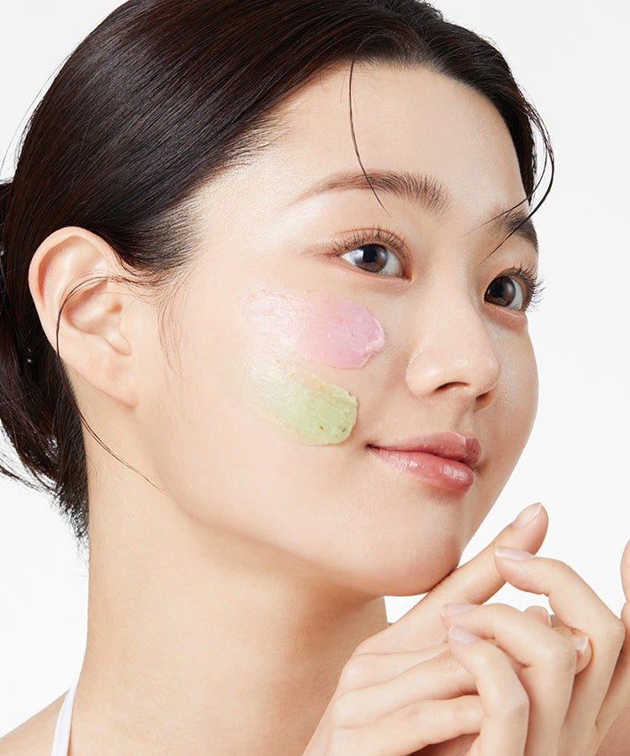 Femme appliquant APRILSKIN Pink Aloe Pack Cleanser sur le visage, montrant les bienfaits pour la peau.