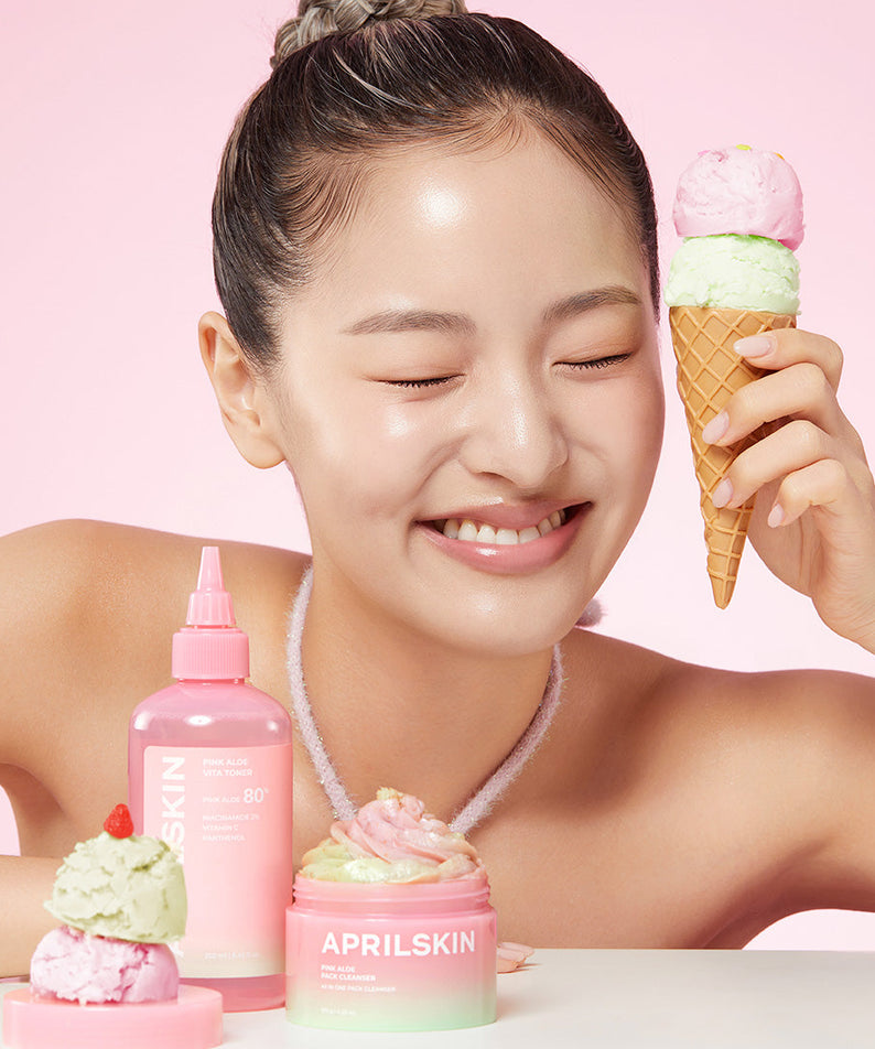 Femme souriante avec APRILSKIN Pink Aloe Pack Cleanser et crème glacée, ambiance douce et estival.