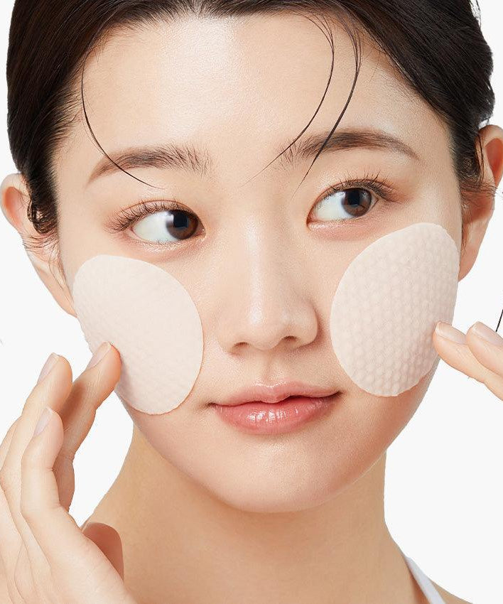 Femme appliquant un toner APRILSKIN Pink Aloe Vita sur la peau avec des tampons en coton.