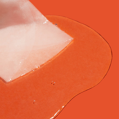 APRILSKIN Carrotent IPMP Calming & Hydrating Sheets Mask sur peau, feuilles de masque hydratantes et apaisantes, gros plan.