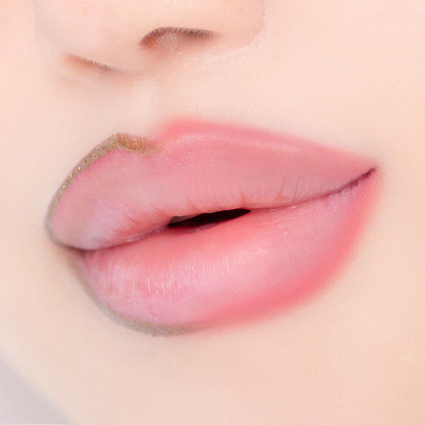 APRILSKIN Hero All Day Plumping Tint de la marque APRILSKIN, lèvres roses très hydratées sur fond clair, gros plan.