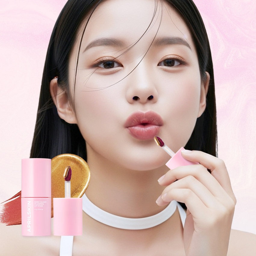 APRILSKIN Hero All Day Plumping Tint de la marque APRILSKIN, femme maquillée appliquant un baume teinté rose, fond rose.