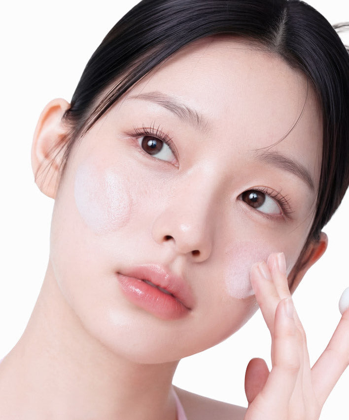 APRILSKIN TXA Niacinamide 99 Deep Cleanser 120g, APRILSKIN, visage de femme en plan rapproché sur fond clair