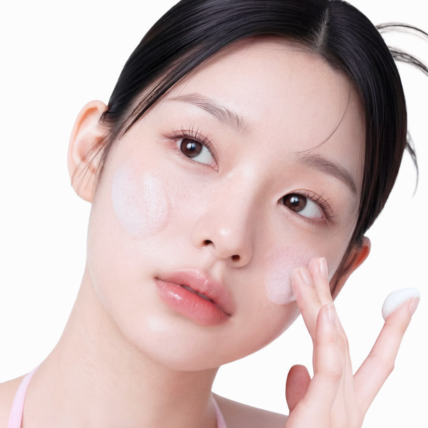 APRILSKIN TXA Niacinamide 99 Deep Cleanser 120g, APRILSKIN, visage de femme en plan rapproché sur fond clair