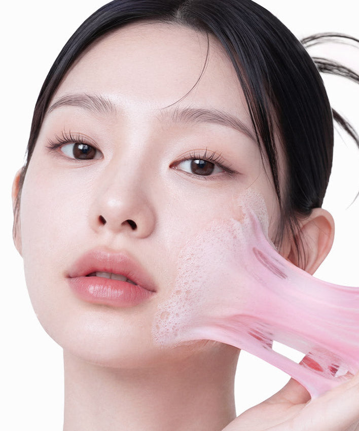 APRILSKIN TXA Niacinamide 99 Deep Cleanser 120g par AprilSkin, femme en gros plan avec peau nettoyée, gel rose sur visage