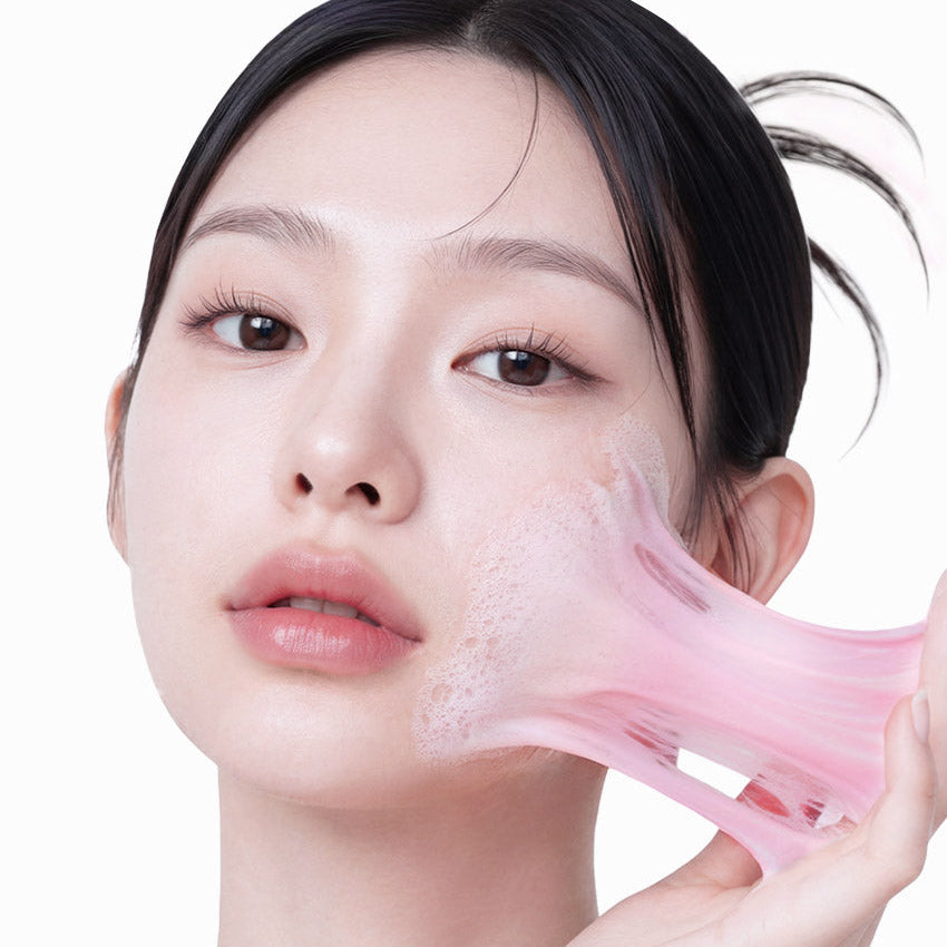 APRILSKIN TXA Niacinamide 99 Deep Cleanser 120g par AprilSkin, femme en gros plan avec peau nettoyée, gel rose sur visage