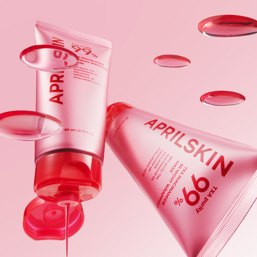 APRILSKIN TXA Niacinamide 99 Night Wrapping Mask 80ml d’APRILSKIN sur fond rose, tubes et capsules rouges