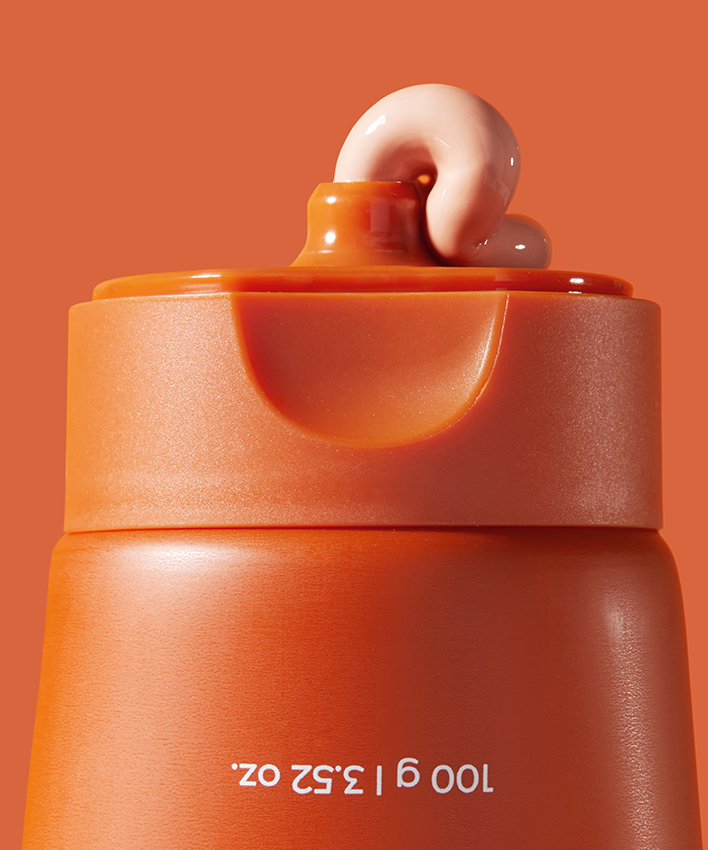 APRILSKIN Carrotene Pore Clay Mask, boîte orange avec capuchon ouvert, produit de soins visage APRIL SKIN sur fond uni.