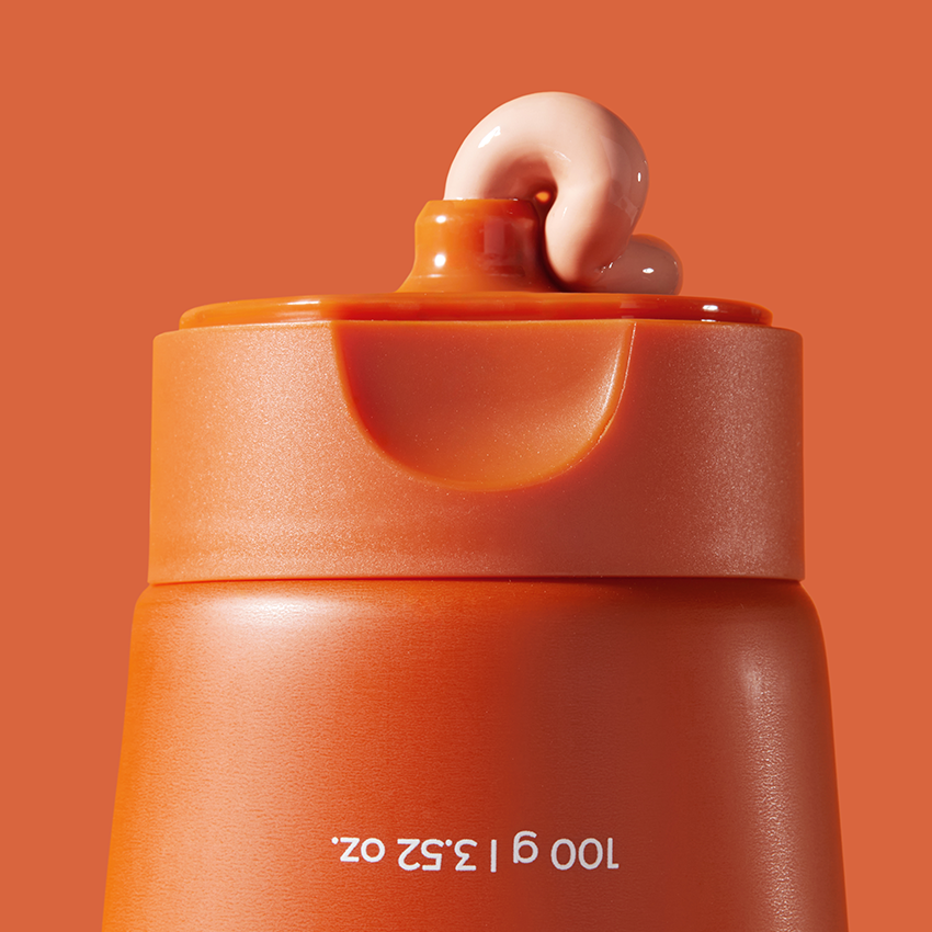 APRILSKIN Carrotene Pore Clay Mask, boîte orange avec capuchon ouvert, produit de soins visage APRIL SKIN sur fond uni.