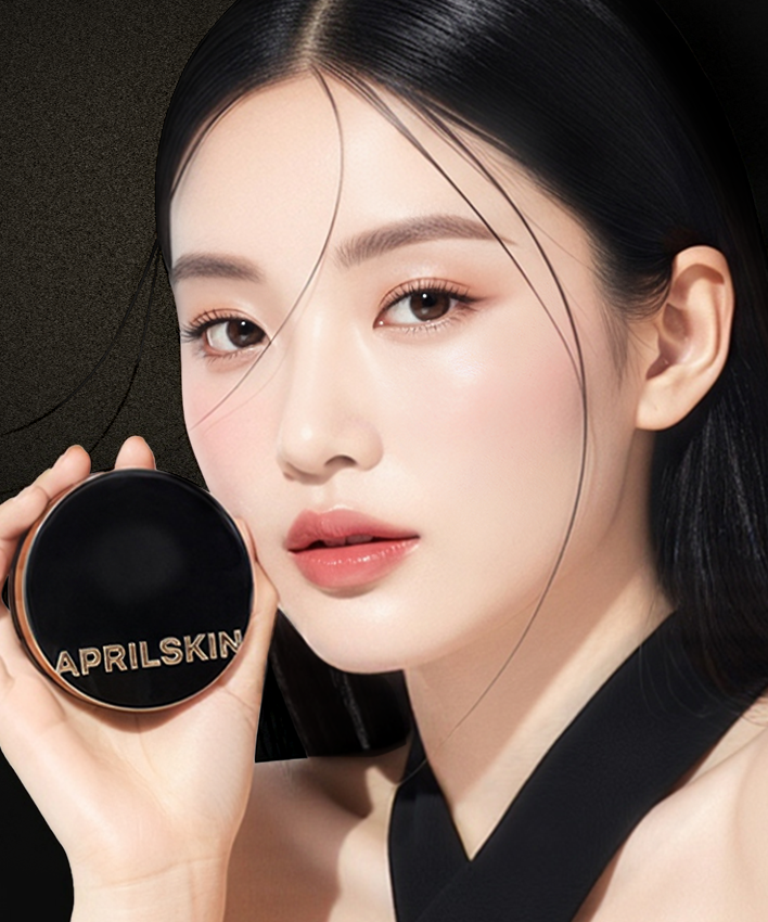 APRILSKIN Magic Snow Cushion 3.0 + Refill, produit de la marque, maquillage visage lumineux sur fond sombre, modèle tenant le pot