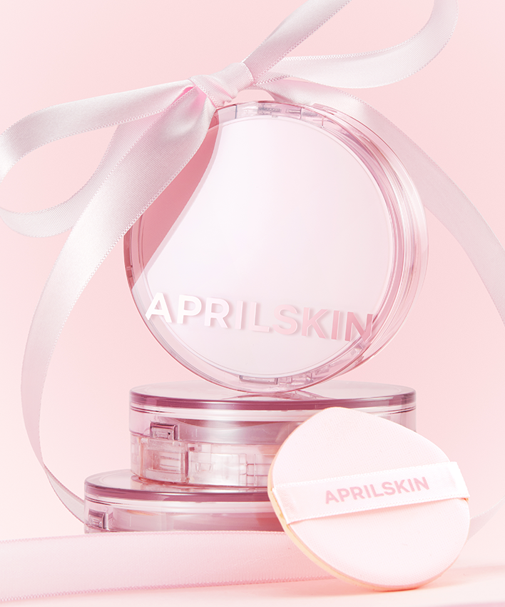 APRILSKIN Hero Cushion + Refill, APRILSKIN, produit maquillage en boîte transparente avec ruban rose, fond pastel