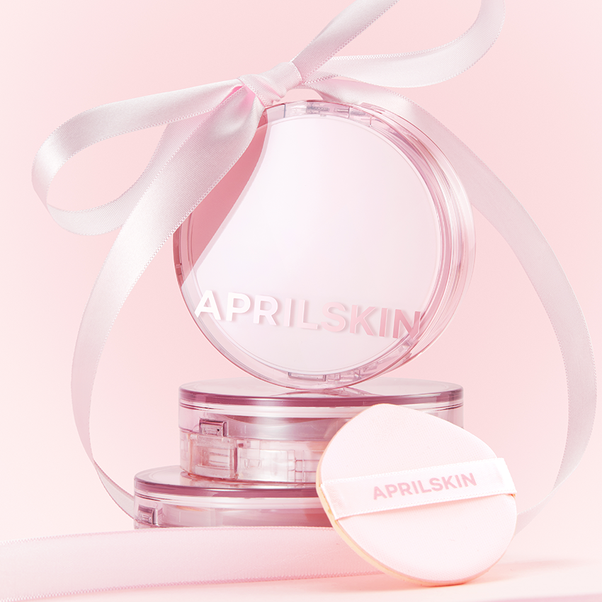 APRILSKIN Hero Cushion + Refill, APRILSKIN, produit maquillage en boîte transparente avec ruban rose, fond pastel